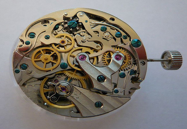 چرا از سنگ ها و جواهرات قيمتی در داخل موتور ساعت استفاده می شود؟